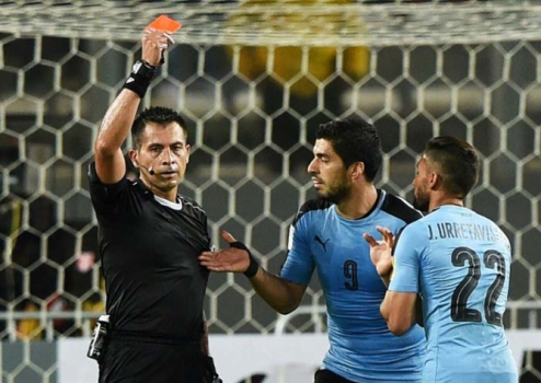 Vai morder? Suárez na bronca com a arbitragem após derrota para o Peru
