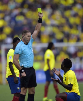 Luis Caicedo não entende o cartão recebido na derrota de 2 a 0 do Equador para a Colômbia