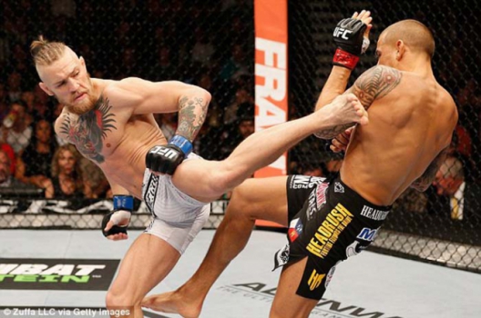 Atropelo - Em setembro de 2014, pelo UFC 178, McGregor nocauteou Dustin Poirier no primeiro round
