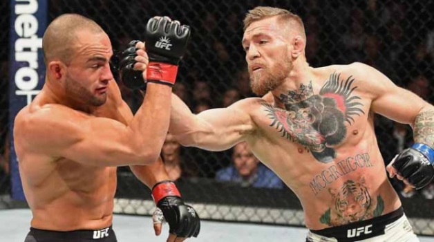 ICÔNICO - Após apresentação antológica, Conor McGregor nocauteia Eddie Alvarez no UFC 205, em Nova York (EUA), e se tornar o primeiro a lutador da história a deter dois cinturões simultâneos do Ultimate.