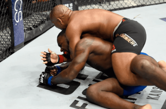 Daniel Cormier finalizou Anthony Johnson no segundo round