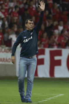 Carille admite erros e cobra atenção, mas aprova 'melhor jogo fora de casa'