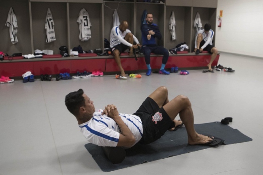 Giovanni volta ao Corinthians, joga 18 minutos e tem lesão no tornozelo