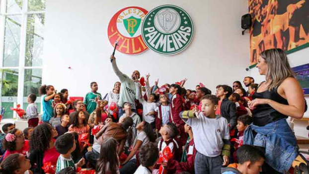 Felipe Melo entrega ovos de Páscoa a crianças e funcionários no Palmeiras