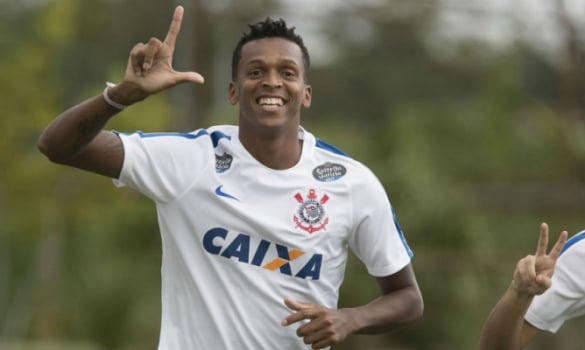 Jô volta a marcar em 