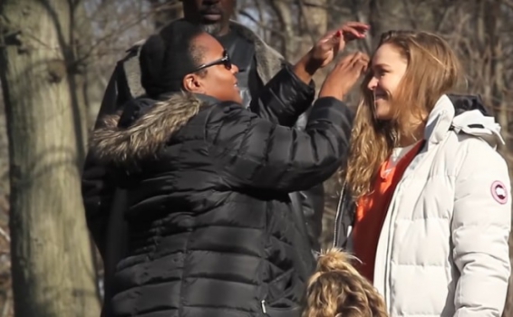 Ronda Rousey aparece em set de filmagem de série americana