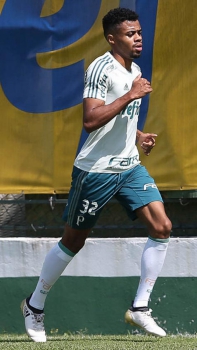 Taylor faz seu primeiro trabalho no Palmeiras, e time treina pênaltis