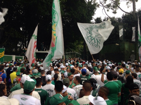 Torcida do Palmeiras faz festa e tem reunião com jogadores na Academia