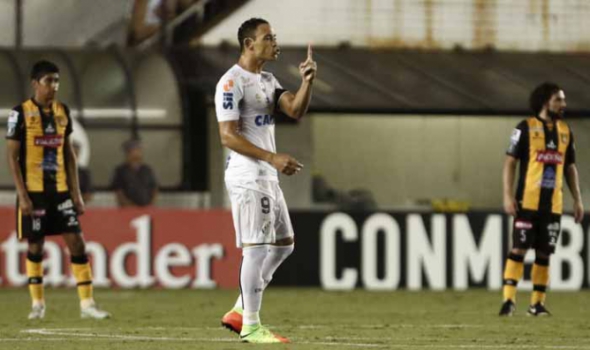 Ricardo Oliveira tem dois gols na Libertadores (Foto: MIGUEL SCHINCARIOL / AFP)