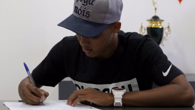 Corinthians anuncia renovação de contrato de Pedrinho até fim de 2020