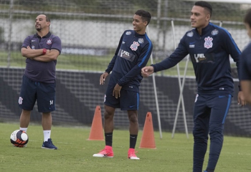 Com Jadson poupado, Pedrinho treina entre os titulares do Corinthians