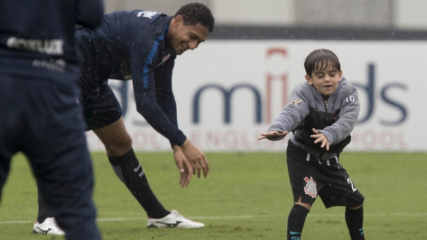 'Mini Fagner' treina com elenco do Corinthians e até arrisca bicicleta