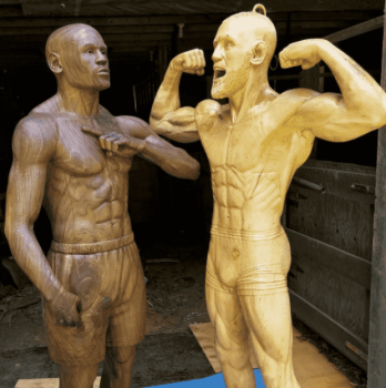 Estátuas de Floyd Mayweather e Conor McGregor frente a frente