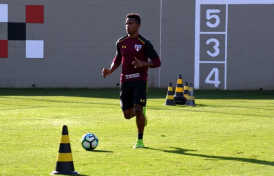 Thiago Mendes treina após lesão no joelho