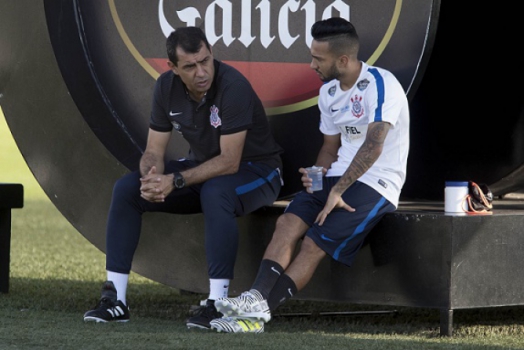 Clayson é 'premiado' por fase e segue titular do Timão; Jadson no banco