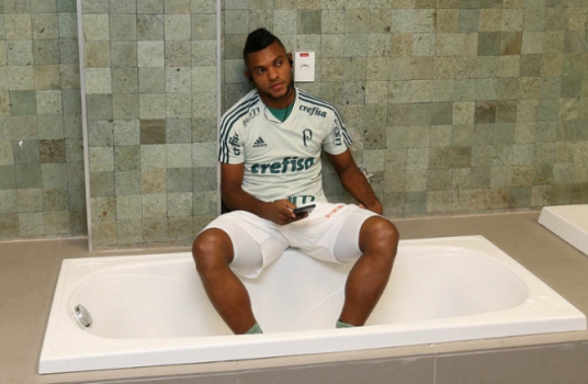 Cuca reduz o tom da pedida por '9' e fala em melhorar Borja e Willian