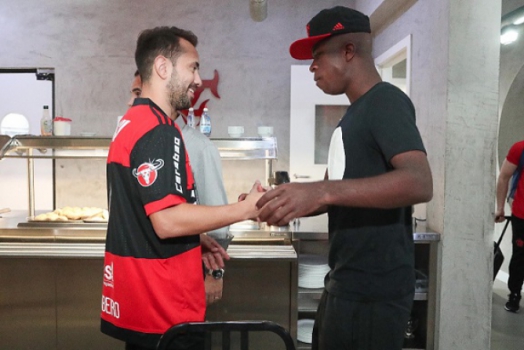 Everton Ribeiro com Vinicius Júnior