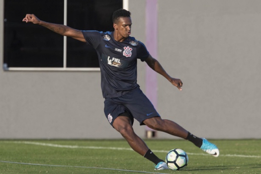 Jô diz que Corinthians precisa treinar para furar as retrancas e faz alerta