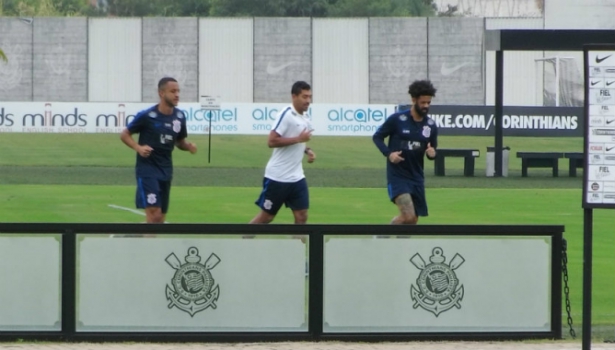 Léo Príncipe inicia treinos em campo e corre com Cristian no Corinthians