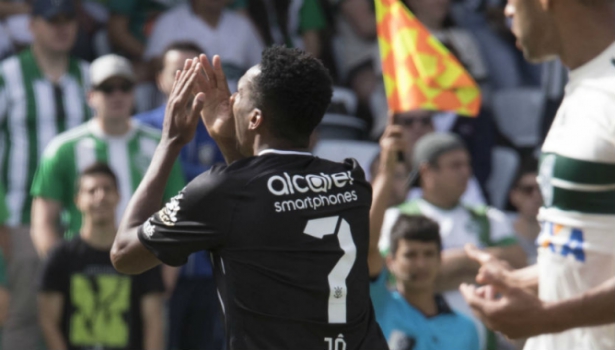 'Erro crucial': Corinthians condena gol mal anulado de Jô em Curitiba