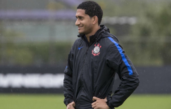 Prazo encurta, e Corinthians discute formas de pagamento para ter Pablo