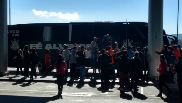 Corinthians segue maratona, e Fiel dá apoio durante embarque à Colômbia