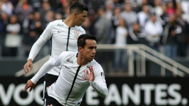 Corinthians perde pênalti, mas vence o Botafogo e se distancia na liderança