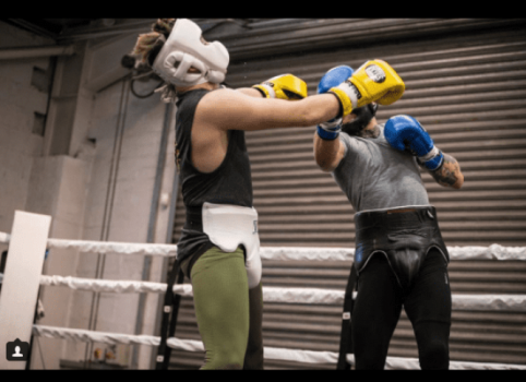 Conor McGregor treina boxe antes de superluta com Floyd Mayweather