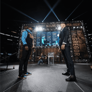 Floyd Mayweather e Conor McGregor se encaram em Los Angeles (EUA)