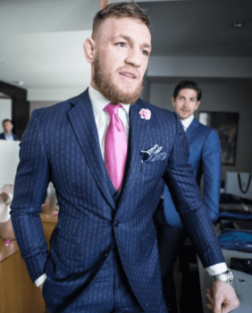 Conor McGregor desfila com seu terno especial de mensagem subliminar: 'F...-se'