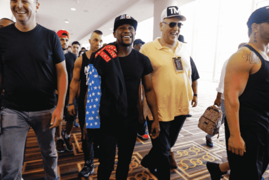Floyd Mayweather chega acompanhado de sua equipe para coletiva de imprensa