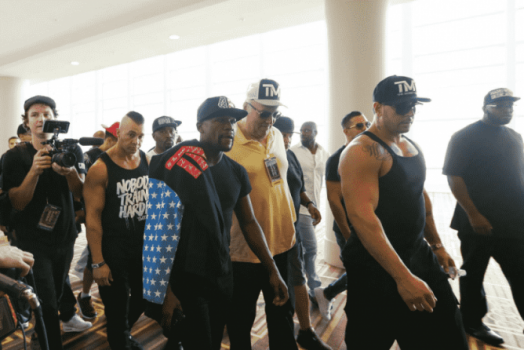 Floyd Mayweather chega acompanhado de sua equipe para coletiva de imprensa