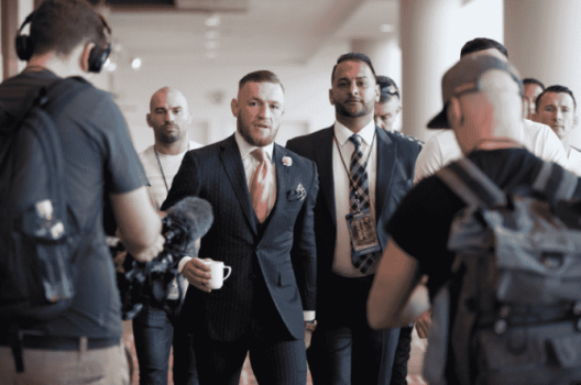 Conor McGregor chega acompanhado de sua equipe para coletiva de imprensa
