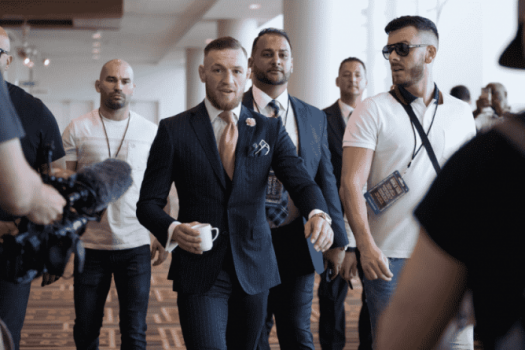 Conor McGregor chega acompanhado de sua equipe para coletiva de imprensa