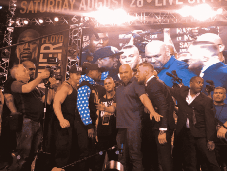 Floyd Mayweather e Conor McGregor se encaram em Los Angeles (EUA)
