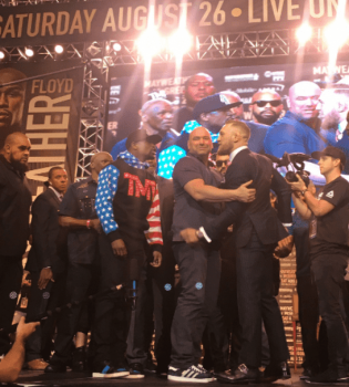 Floyd Mayweather e Conor McGregor se encaram em Los Angeles (EUA)