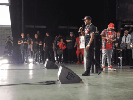 Floyd Mayweather fala em palco montado em Toronto, Canadá