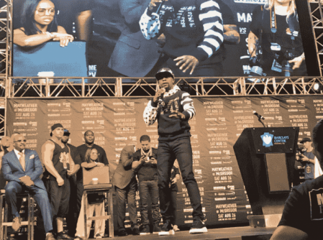 Floyd Mayweather fala em palco de Nova York (EUA)