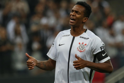 Jô sonha com artilharia inédita no Corinthians, mas traça outras metas