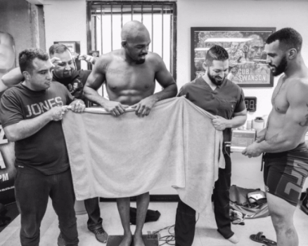 Jon Jones se apoio em toalha durante pesagem preliminar do UFC 214