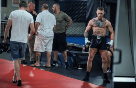 Conor McGregor treina boxe antes de superluta com Floyd Mayweather