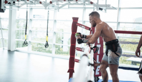 Conor McGregor treina boxe antes de superluta com Floyd Mayweather