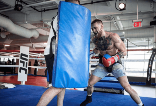 Conor McGregor treina boxe antes de superluta com Floyd Mayweather