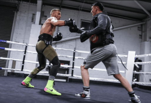 Conor McGregor treina boxe antes de superluta com Floyd Mayweather