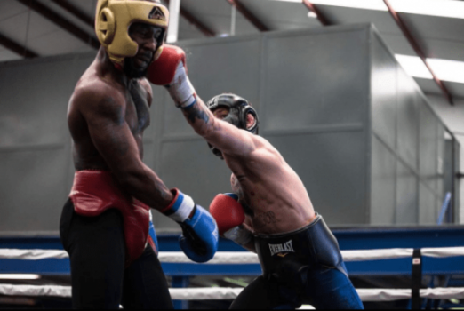 Conor McGregor treina boxe antes de superluta com Floyd Mayweather