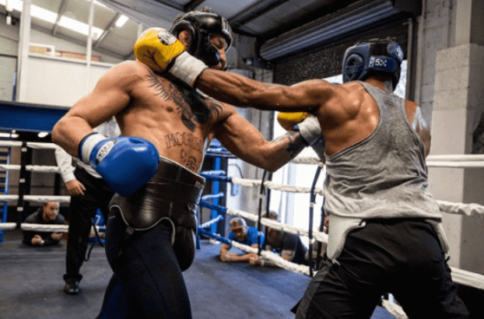 Conor McGregor treina boxe antes de superluta com Floyd Mayweather