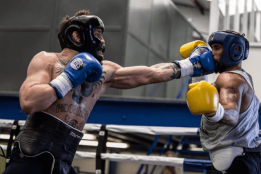 Conor McGregor treina boxe antes de superluta com Floyd Mayweather