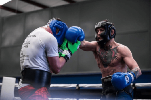Conor McGregor treina boxe antes de superluta com Floyd Mayweather