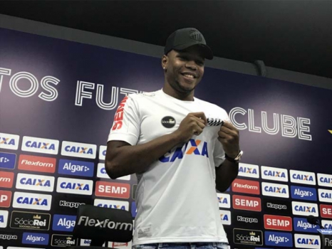 Matheus Jesus,de boné, na apresentação (Foto: Russel Dias)