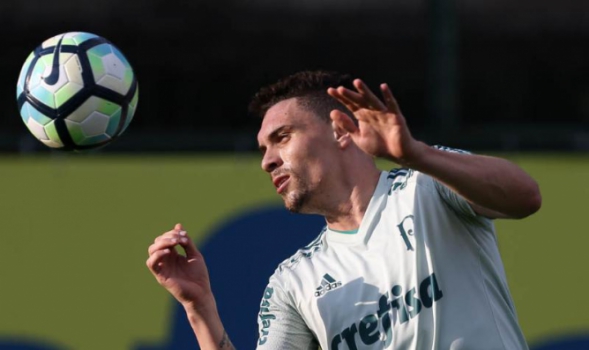 Jean vai a campo, e Moisés se mostra mais 'solto' em treino do Palmeiras
